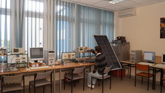 Student wykonuje pomiary oscyloskopowe w Laboratorium Badań i Analiz Pomiarowych