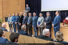 Uroczyste wręczenie dyplomów nagród Rektora PRz. Zdjęcie grupowe pracowników WEiI nagrodzonych za osiągnięcia naukowe.