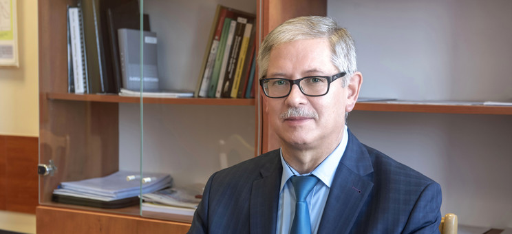 Dr hab. inż. Robert Hanus, prof. PRz na tle swojego gabinetu w KMiSD.