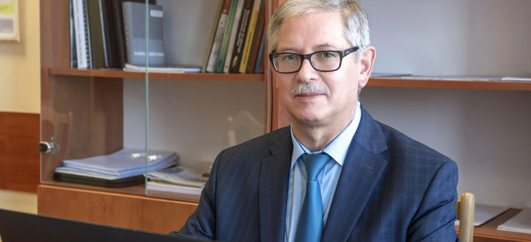 Dr hab. inż. Robert Hanus, prof. PRz na tle swojego gabinetu w KMiSD