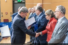 Uroczyste wręczenie dyplomów nagród Rektora PRz. Rektor Piotr Koszelnik wręcza dyplom Annie Szlachcie.
