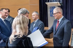 Uroczyste wręczenie dyplomów nagród Rektora PRz. Rektor Piotr Koszelnik wręcza dyplom Robertowi Hanusowi.