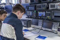 Uczniownie podczas zajęć, 