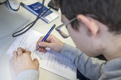 Uczniownie podczas zajęć, 