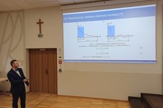 Dr inż. Rafał Chorzępa omawia wyznaczanie i badanie interwału korelacji.