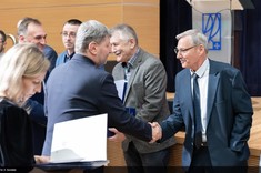 Uroczyste wręczenie dyplomów nagród Rektora PRz. Mykhaylo Dorozhovets przyjmuje gratulacje od prodziekana Mariusza Trojnara.